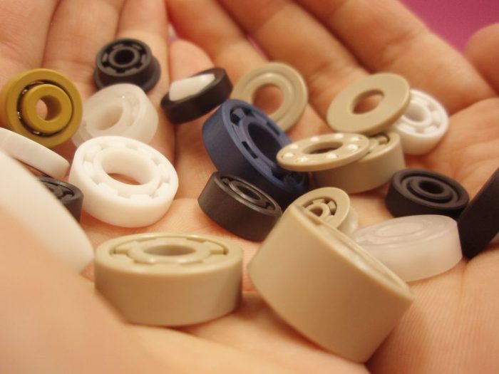 金属ベアリングでは対応できないような環境で使用出来るベアリング、つまり樹脂ベアリングの需要が増えつつあります