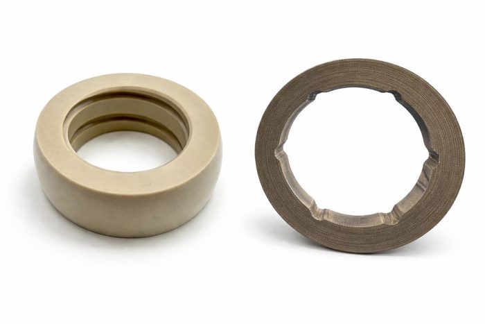 ブッシュ内径に溝加工を施す